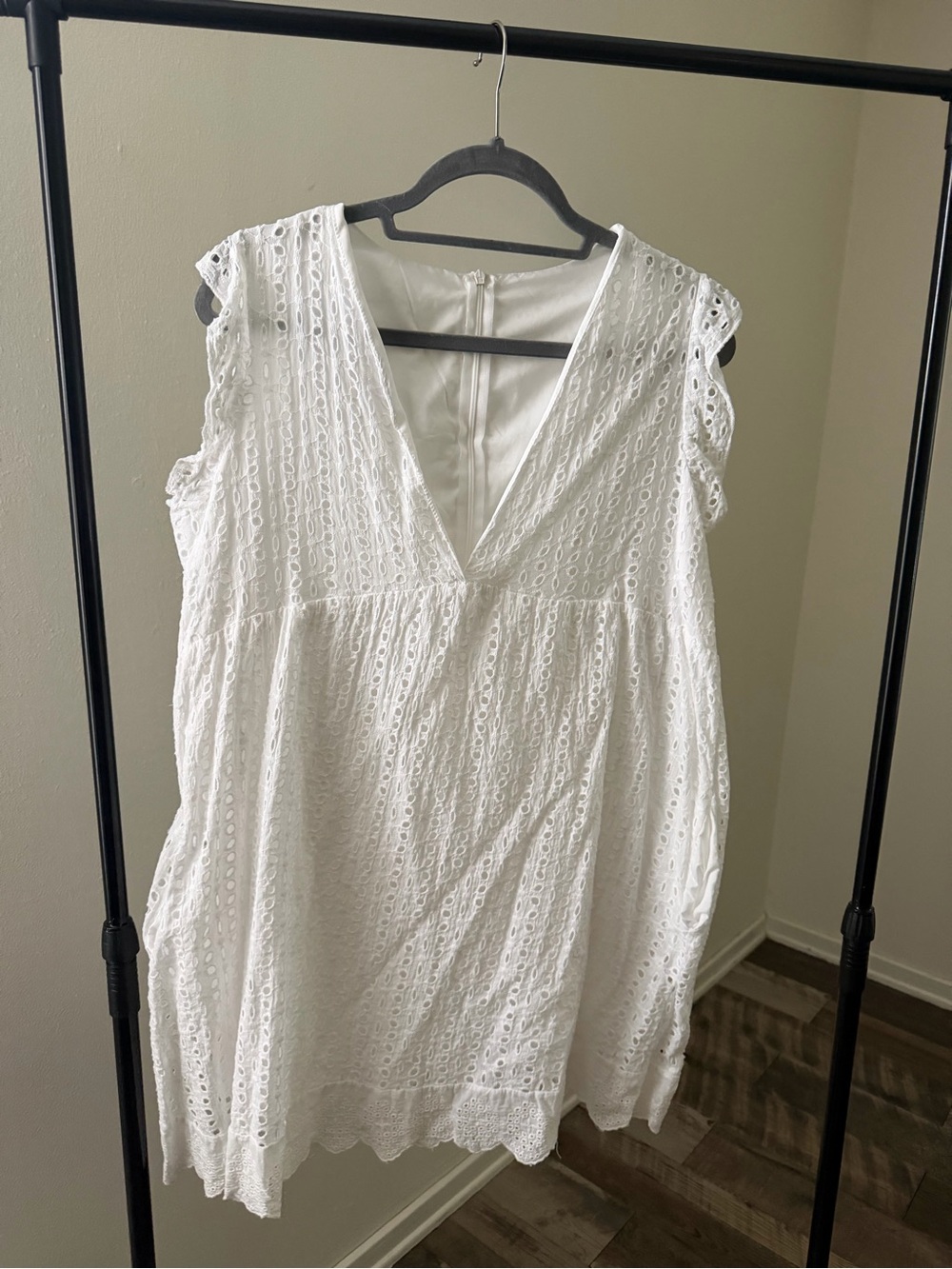 White V-Neck Sleeveless Dress
